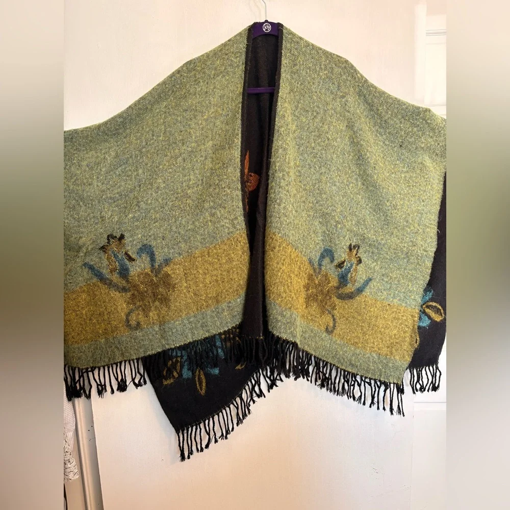 Beautiful Cashmere Reversible Floral Patterned Shawl with Fringe - LIKE NEW - Picture 4 of 4